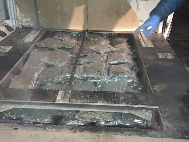 25 kg narkotyków w podłodze fiata ducato