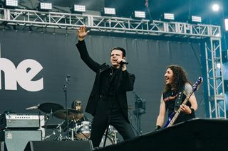 YUNGBLUD oddał hołd Ozzy’emu Osbourne’owi na koncercie w Warszawie! Zobacz nagranie z wykonania kultowego “Changes”