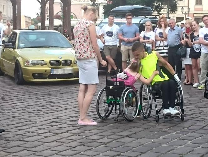 Adrian Beściak z Rzeszowa objedzie Polskę na wózku. Chce pomóc chorej Karolince [START]