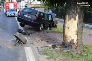 Samochód uderzył w drzewo w Świerklańcu. Dwie osoby w szpitalu