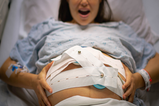 To ułatwi ci ostatnie momenty porodu. Jak przeć w znieczuleniu, a jak bez niego?