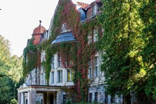 Tajemniczy pałac kilkadziesiąt kilometrów od Olsztyna. Był siedzibą rodu Fischerów [ZDJĘCIA]