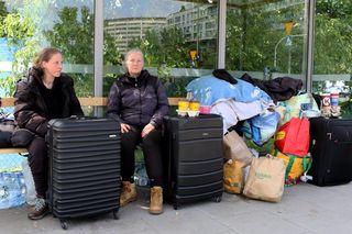 Dwie Ukrainki żyją na przystanku autobusowym w Warszawie. Nie chcą się stamtąd wynieść. Dlaczego?
