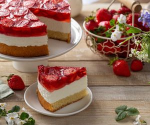 Puszysty biszkopt, obłędny krem i galaretka z truskawkami. To ciasto nie ma sobie równych