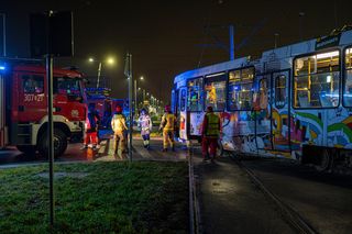 Zderzenie tramwaju linii 10 z autobusem 107 we Wrocławiu