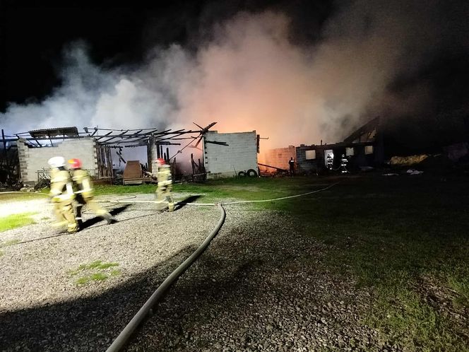 Ogromna tragedia w Irządzach. Bydło spłonęło żywcem, łunę ognia widać było z daleka