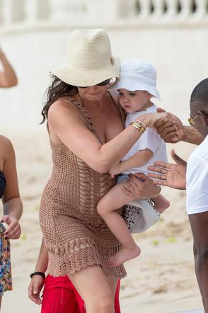 Simon Cowell z rodziną na plaży