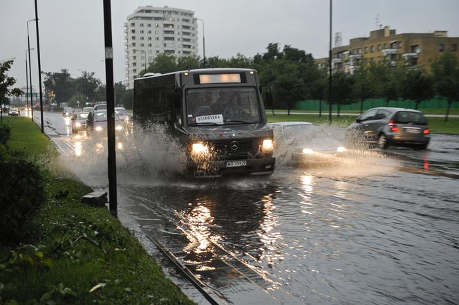 Nawałnica w WARSZAWIE: Ulice pod wodą, połamane drzewa – paraliż komunikacyjny