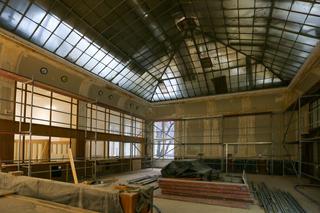 Kiedyś był tam bank, teraz będą biurowce. Trwają prace wykończeniowe przy Roosevelta 15