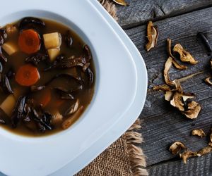 Zupa grzybowa: przepis na grzybową z łazankami