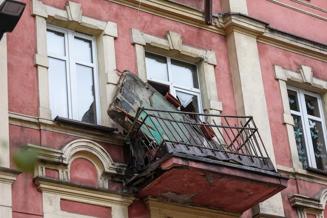 Pani Sylwia zginęła, a jej mąż walczy o życie. Zarwał się pod nimi balkon. Sprawą zajmie się prokuratura.