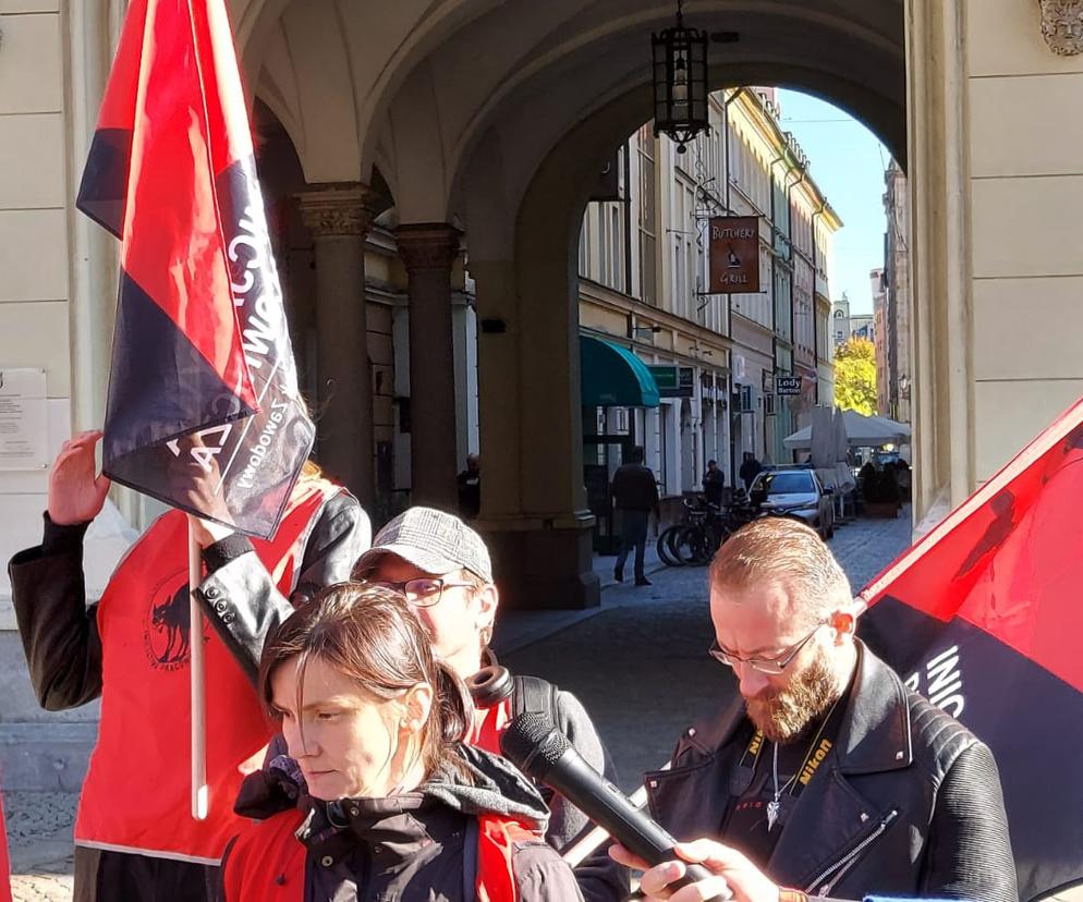 Miarka się przebrała. Pracownicy DPS-ów wchodzą na sesję Rady Miasta i żądają podwyżek [ZDJĘCIA]