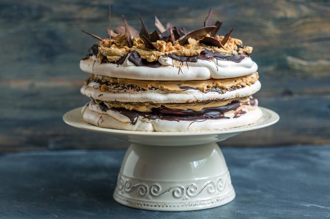 Tort bezowy z kremem czekoladowym i orzechami - przepis na komunię lub urodziny 