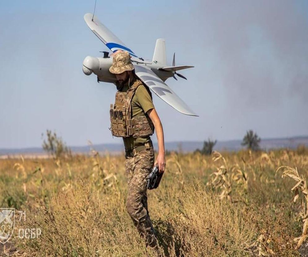 Ukraiński żołnierz z dronem