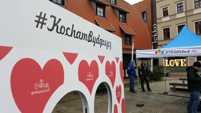 Kochają Bydgoszcz. Dlatego... segregują śmieci. Walentynkowa akcja miasta