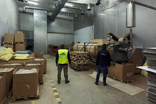 Fabryka nielegalnych papierosów zlikwidowana przez KAS i SG. Akcja służb pod Włocławkiem