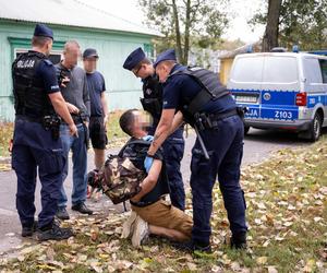 Chaos na Osiedlu Przyjaźń. Policja zatrzymała mieszkańca domku. „Wyciągnęli go siłą”