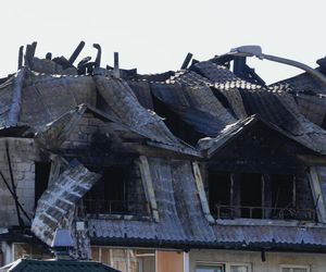  Zniszczenia bloku mieszkalnego po pożarze w Ząbkach