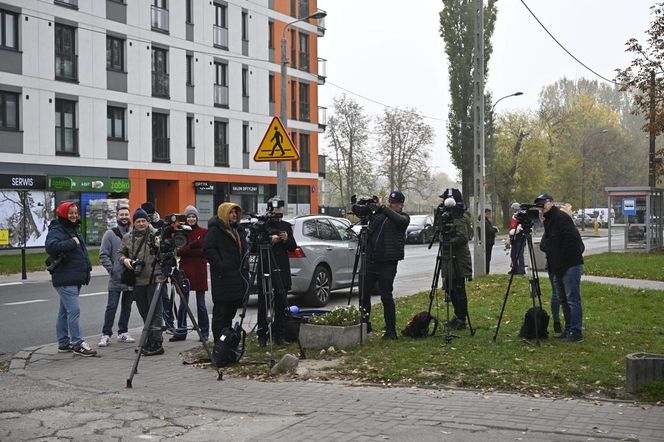 Oczekiwanie na wyjście ks. Michała Olszewskiego na wolność