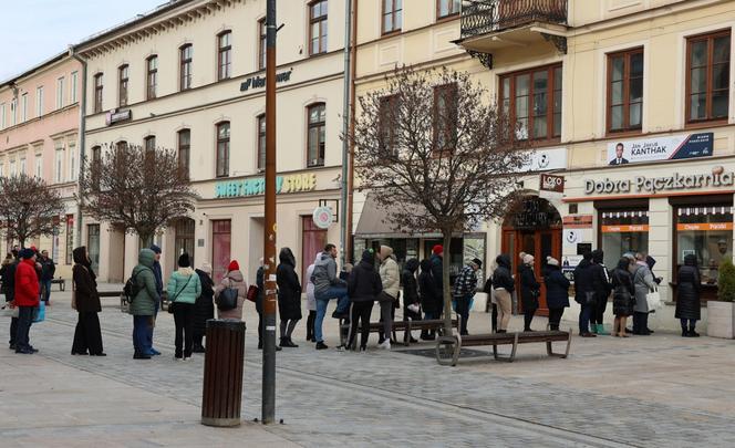 Tłusty Czwartek 2024 w Lublinie. Kolejki po pączki na Krakowskim Przedmieściu