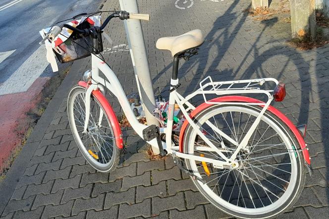 Rowerzystka przeprowadzała rower przez pasy. Potrącił ją samochód