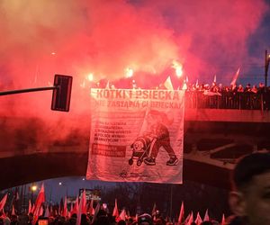 Marsz Niepodległości przechodzi przez most Poniatowskiego