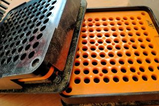 Szarlatan z Pruszkowa żerował na chorych i zdesperowanych. Leczył na wszystko, a leki robił w słoiku!