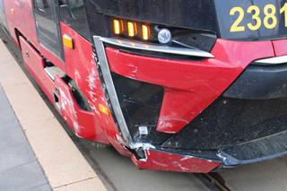 Zderzenie tramwaju z osobówką! Konieczne było ograniczenie ruchu [ZDJĘCIA]