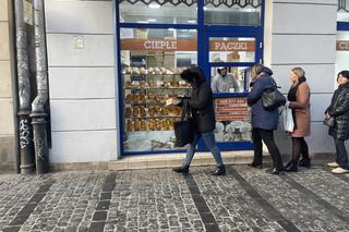 Tłusty czwartek 2023 w Krakowie. Mieszkańcy tłumnie ruszyli do cukierni! Gdzie są największe kolejki?