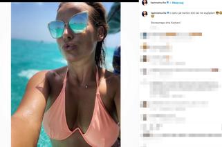 Anna Mucha wypina pośladki przed kościołem