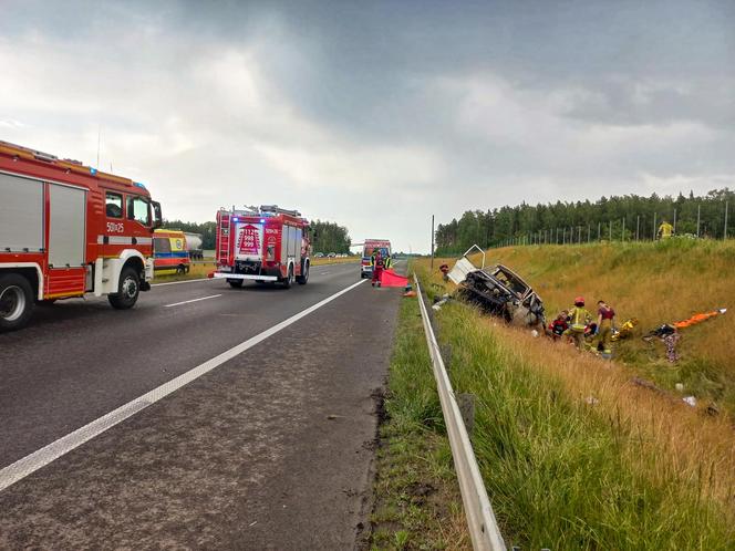 Dwóch mężczyzn nie żyje, kilku zostało rannych! Potworny wypadek busa na S7. Auto zostało zmasakrowane