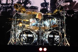 Jaki ojciec, taki syn! Syn Mikkey’a Dee zasiadł za perkusją na koncercie Scorpions!