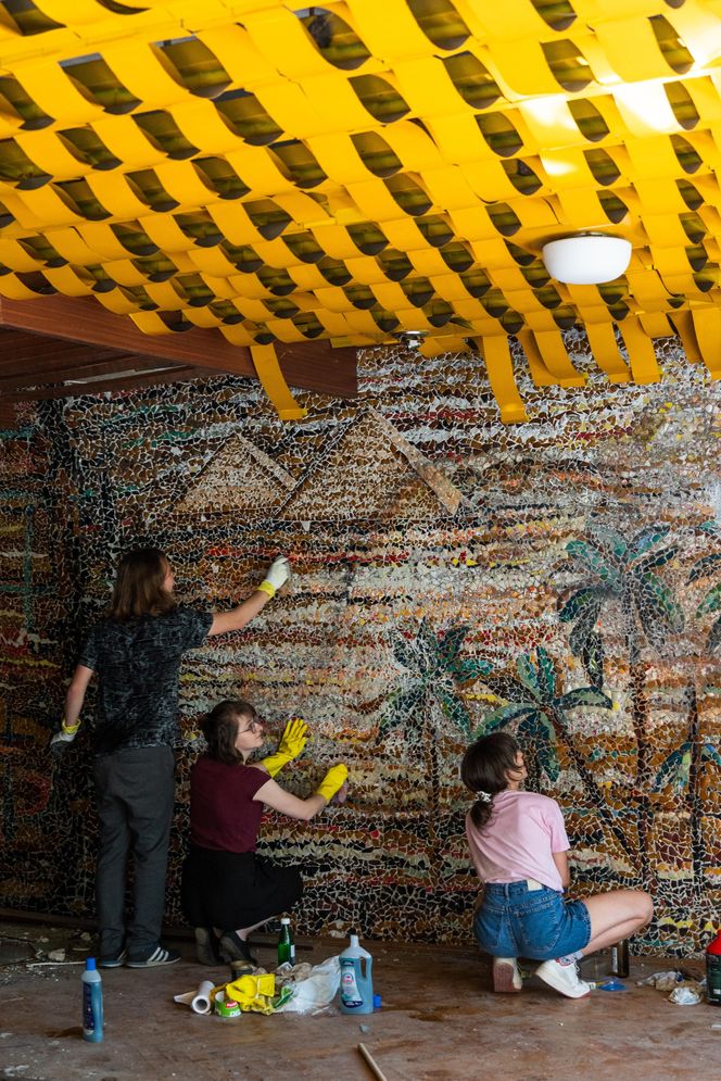 Czyszczenie mozaiki w Kiekrzu z bazgrołów