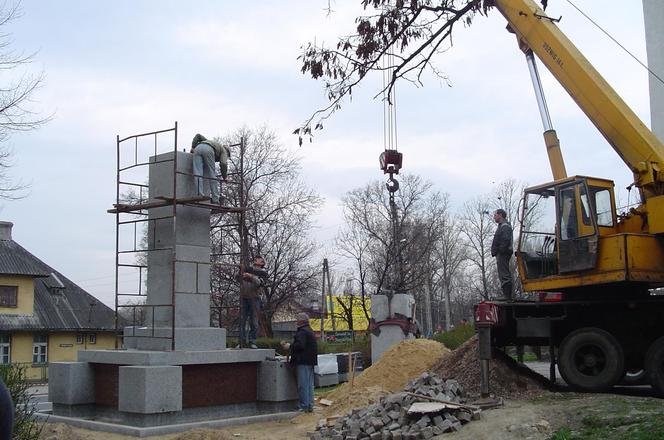 Zburzony i odbudowany!  Pomnik Niepodległości w Starachowicach