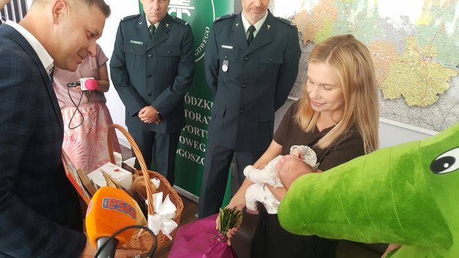 Funkcjonariusze ITD pomogli Wandzie bezpiecznie przyjść na świat. Mają nadzieję, że kiedyś przyjdzie na służbę
