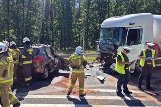 Bełchatów. Śmiertelny wypadek na DK 74. 20-latek wjechał pod cysternę [ZDJĘCIA]. 