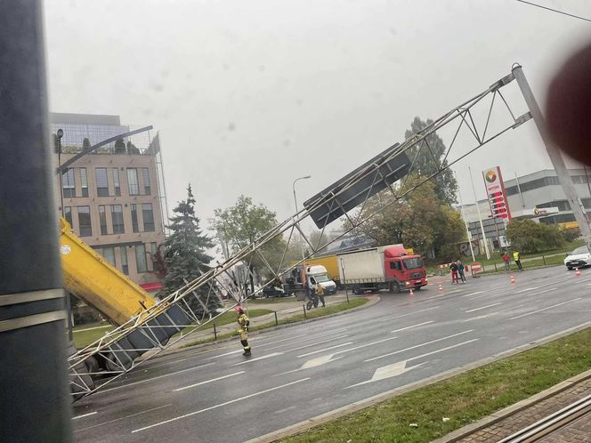 Zderzenie wywrotki z bramownicą drogową. Kierowcy musieli się zmierzyć z dużymi korkami