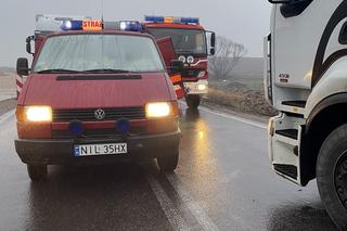 Wypadek na DK 15 w Rożentalu. Bus zderzył się z ciężarówką. Jedna osoba ranna