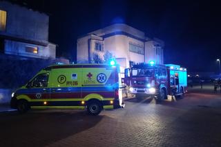 Pożar w Skokach. Z płonącego mieszkania wyniesiono mężczyznę