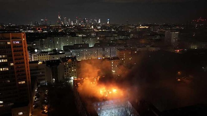 Wielka akcja strażaków w centrum dzielnicy. Stara kamienica zapłonęła jak pochodnia. Ogień było widać z kilku kilometrów