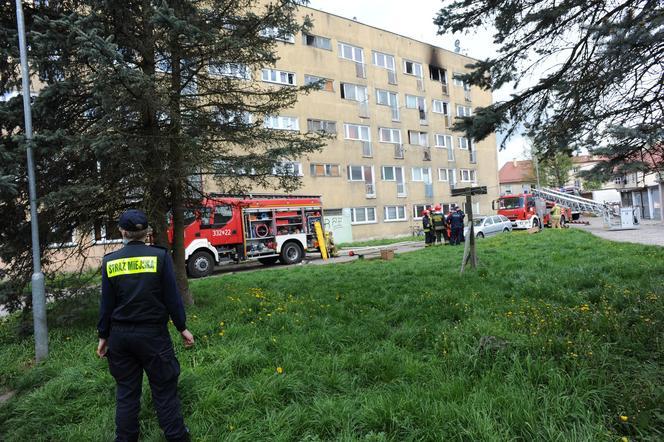 Koszalin. Większość lokatorów może wrócić do bloku socjalnego po pożarze, w którym zginęły dwie osoby