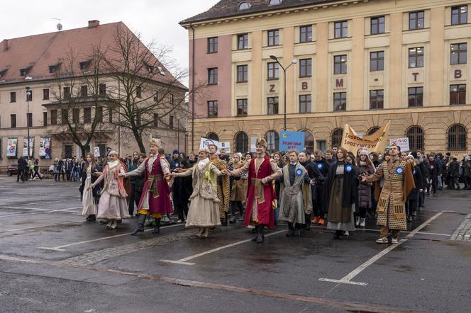 Polonez w Zabrzu. Na pl. Warszawskim zatańczyło blisko 1000 maturzystów