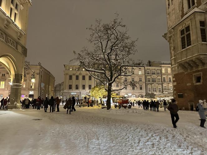 Choinka rozbłysła na Rynku Głównym. Tak wygląda Kraków w zimowej scenerii! 