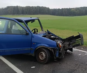 Tragiczny wypadek na DW 432 w Trzebani koło Leszna. Nie żyje starszy kierowca [FOTO]