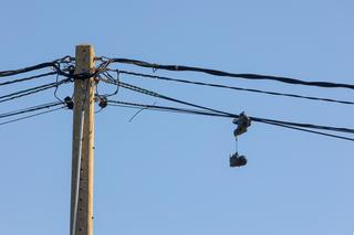Co oznaczają buty zawieszone na liniach energetycznych?