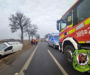 Zderzenie busa z autem dostawczym na DK2 za rondem w Ujrzanowie