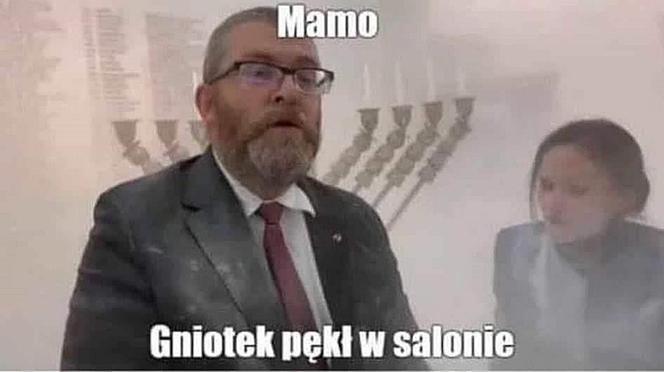 Grzegorz Braun z gaśnicą w Sejmie