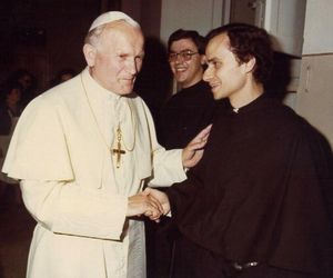 Zdjęcie Leona XIV z Janem Pawłem II. Tak wyglądał nowy papież w młodości