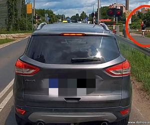 Założył słuchawki i ruszył przed siebie. Nie przejął się nawet nadjeżdżającym pociągiem! Wszystko się nagrało