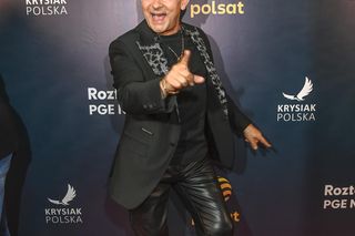 Ksiądz Krzysztof Kołtunowicz bez skarpetek wygłupia się przy kawałku Zenka Martyniuka